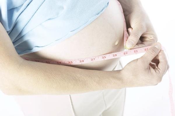 Stvarne fotografije tijela (trudnički trbuh) u trudnoći po tjednima