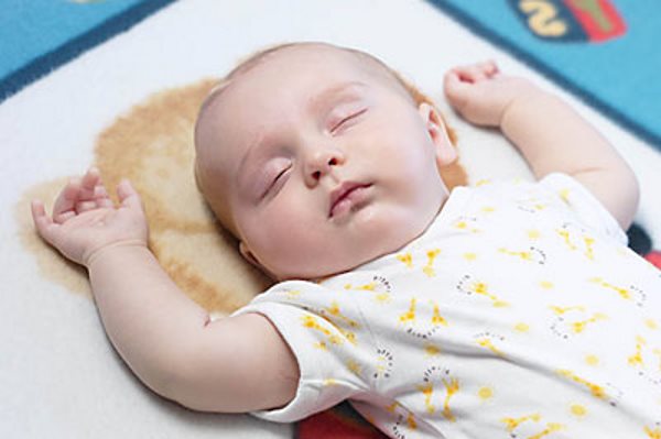 Kako obući bebu za spavanje – fotografije –