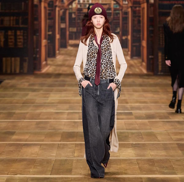 Kako nositi hlače širokih nogavica