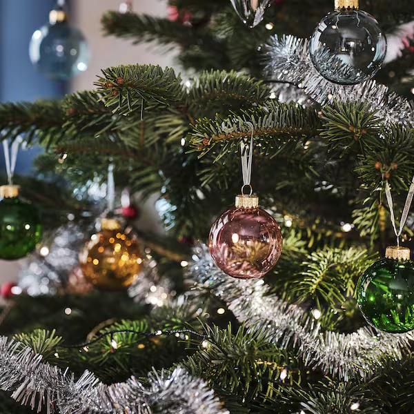 Moderne božićne kuglice za bor – trendovi za 2024.