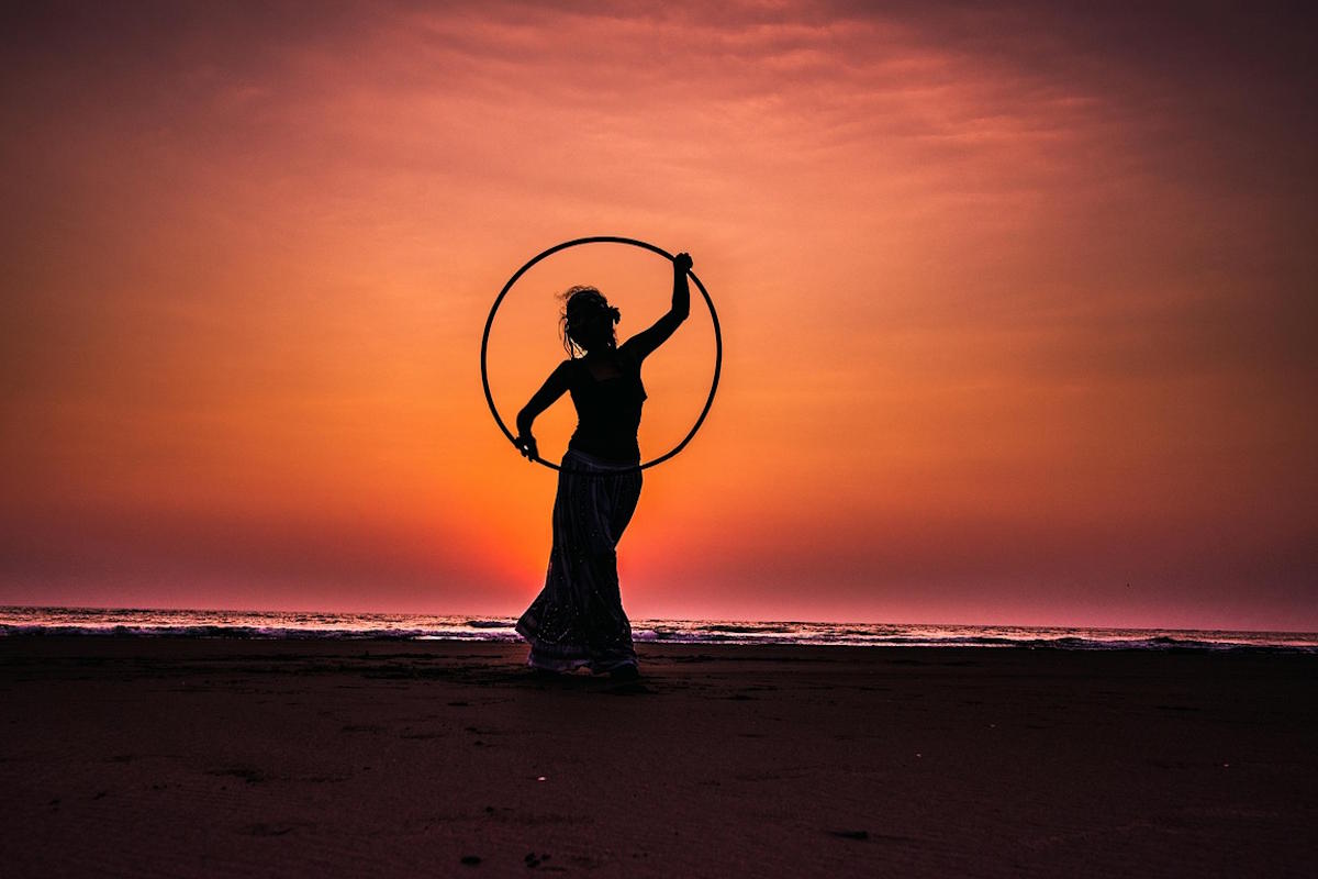 Vratite se ovoj zabavnoj aktivnosti: Prednosti vježbanja s Hula Hoop-om