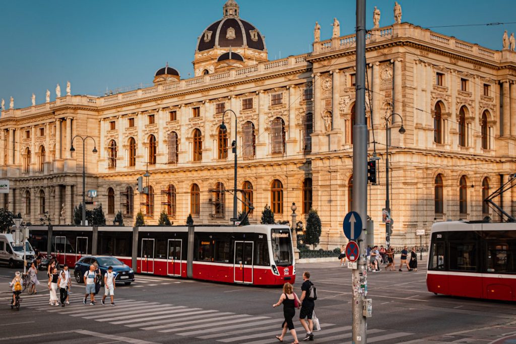 Bečani sve češće biraju javni prijevoz, bicikl i kretanje pješice 